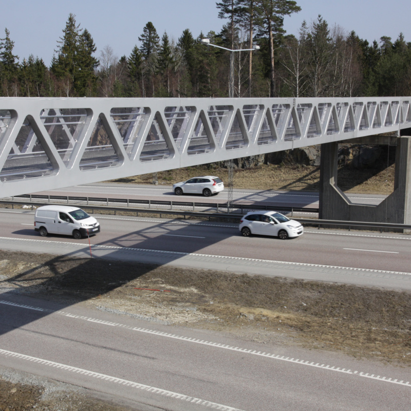 Rostfri Duplex GC-bro, Gång och cykelbro över motorväg